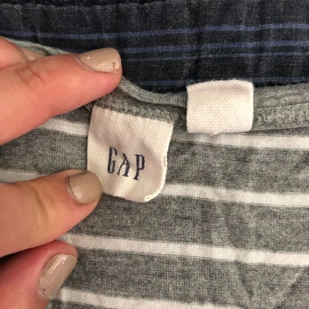 Gap long sleeve shirt gray and white size XS
